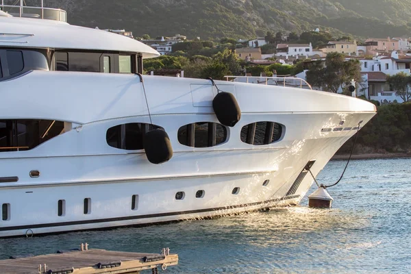 Luxus, weiße Jacht im Hafen festgemacht — Stockfoto