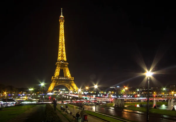 Tour Eiffel la nuit à Paris, France — Photo