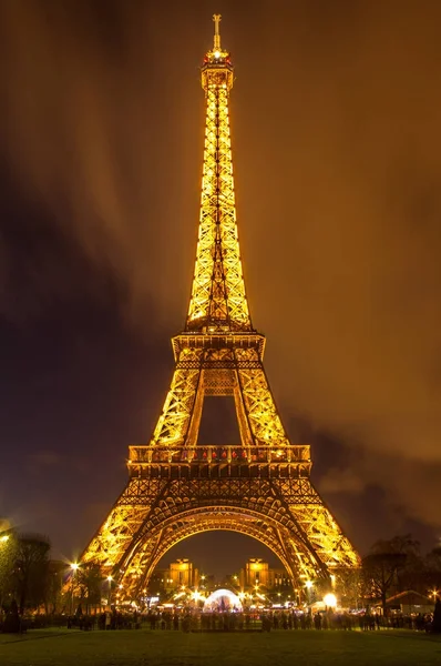 Πύργος του Άιφελ τη νύχτα στο Παρίσι, Γαλλία — Φωτογραφία Αρχείου