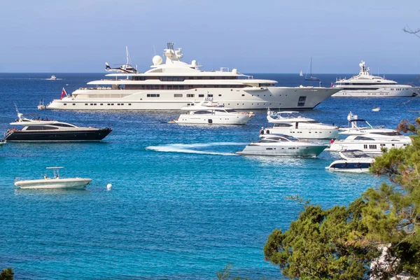 Luxe jachten in Porto Cervo bay op het eiland Sardinië, Italië — Stockfoto