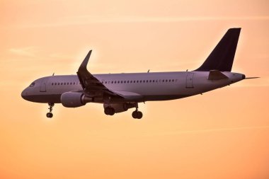 Gün batımında uçak inecek.