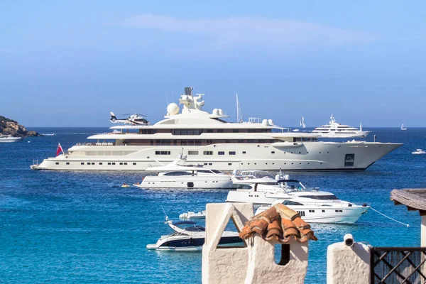 Luxusní jachty v Porto Cervo bay na ostrově Sardinie, Itálie — Stock fotografie