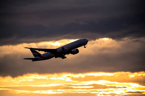 Silhouette eines Flugzeugs bei Sonnenuntergang — Stockfoto