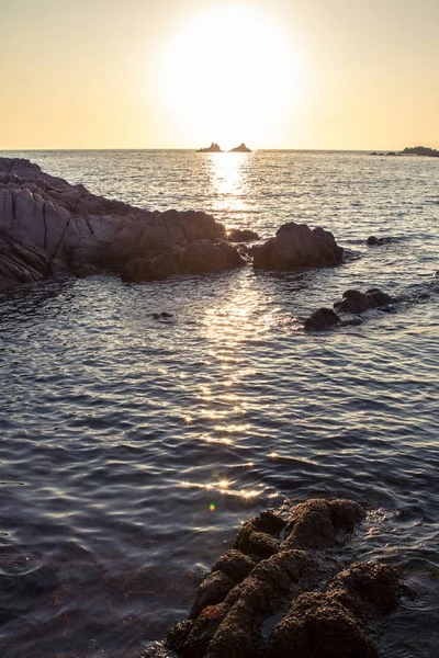 Beau coucher de soleil sur le bord de mer rocheux — Photo