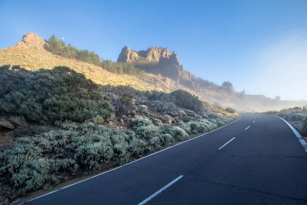 Brouillard sur la route de montagne — Photo