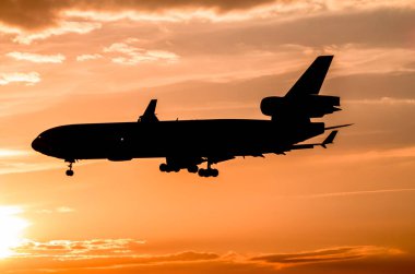 Gün batımında uçak inecek.