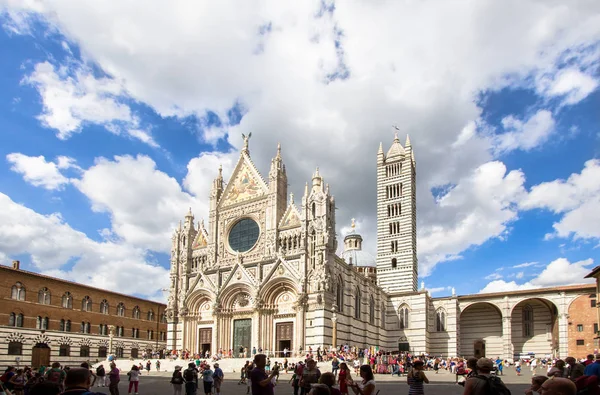 Siena kathedrale an einem sonnigen sommertag, toskana, italien — Stockfoto