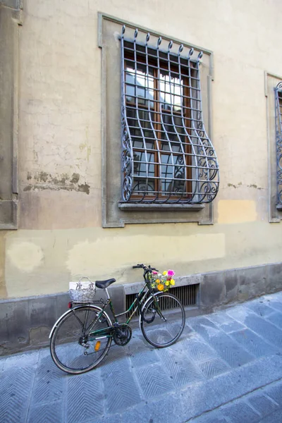 Bicicleta en la calle en Pisa, Italia — Foto de Stock