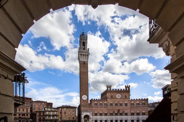 Piazza del Campo com Palazzo Pubblico, Siena, Itália — Fotografia de Stock