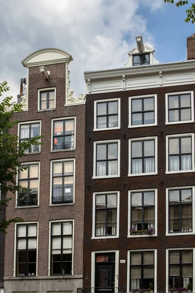 Amsterdam 'da geleneksel eski binalar