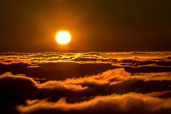 Coucher de soleil au-dessus des nuages — Photo