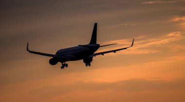 Gün batımında uçak inecek.