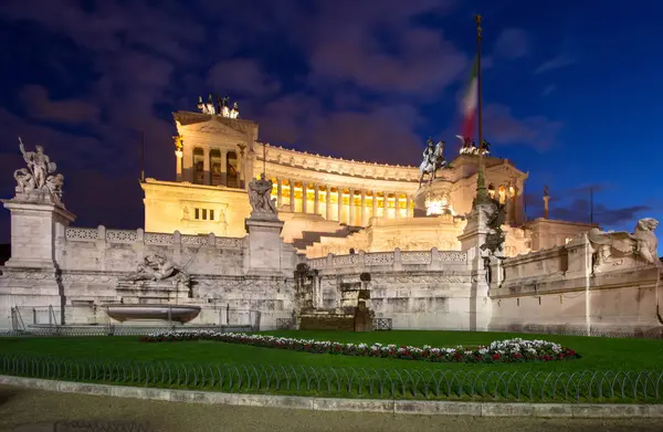 Altar des Vaterlandes in der Nacht, Rom, Italien — Stockfoto