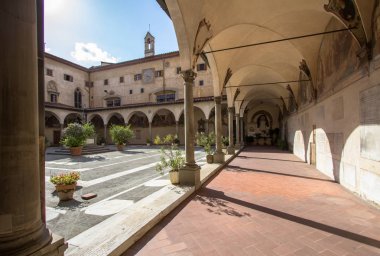 Basilica della Santissima Annunziata dış görünümünü (avlu) 