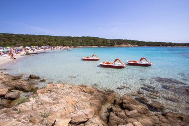 Güzel sahilde Sardunya Adası, İtalya