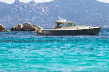 Denizde lüks bir yat