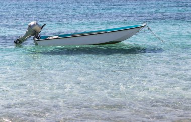 Denizde yalnız bir tekne