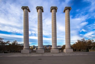 Placa De España'nın Barcelona'da sütunlarda