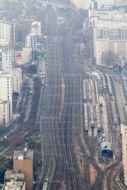 Demiryolu tren istasyonu yakınında izler