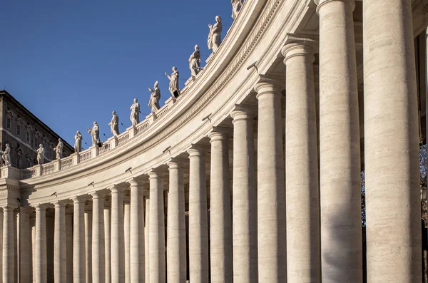 Sütunlar üzerinde St. Peter's Square, Vatikan, İtalya — Stok fotoğraf