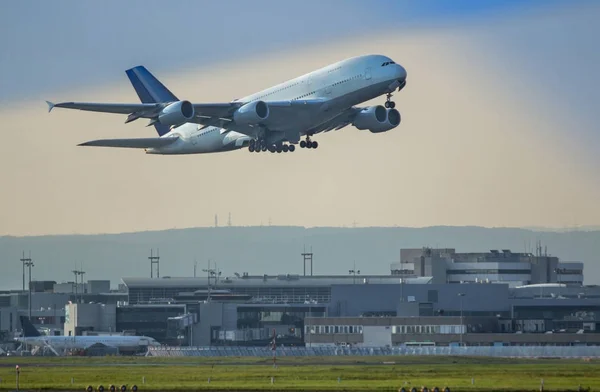 Airplane taking off — Stock Photo, Image