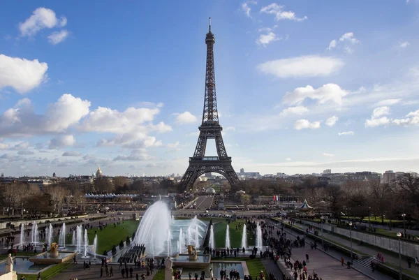 Eiffeltornet och fontänen på Jardins du Trocadero, Paris — Stockfoto