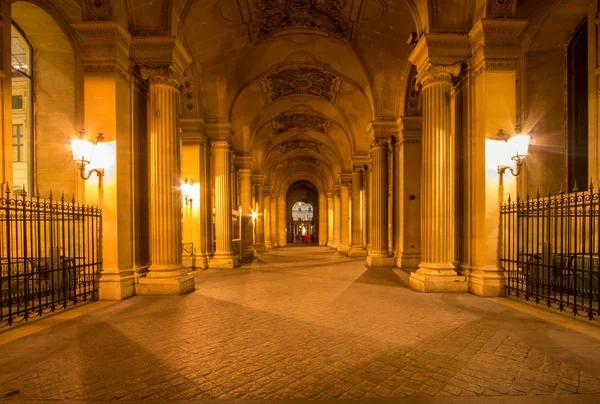 Gece Paris'te Louvre Musée