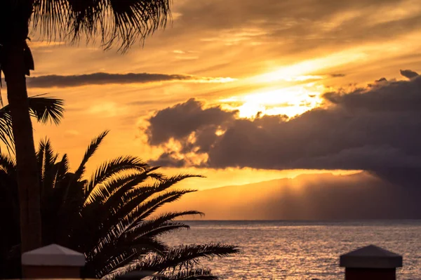 Denizin üzerinde gün batımı 