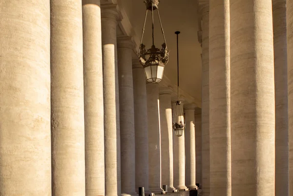 Sütunlar üzerinde St. Peter's Square, Vatikan, İtalya — Stok fotoğraf