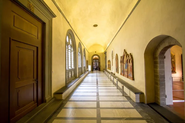 Long couloir dans la basilique de Santa Croce, Florence — Photo