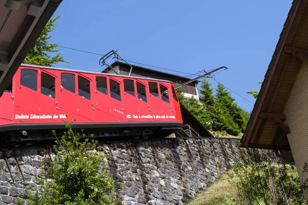 Tren de rueda dentada roja en, Lucerna, Suiza —  Fotos de Stock