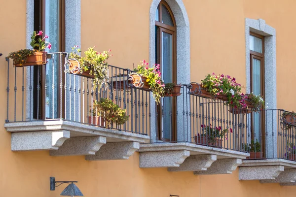 Balkong med järnstaket i klassisk stil, Italien — Stockfoto