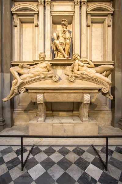 Tombeau de Lorenzo II de Médicis et au-dessous couché sur le sarcophage — Photo