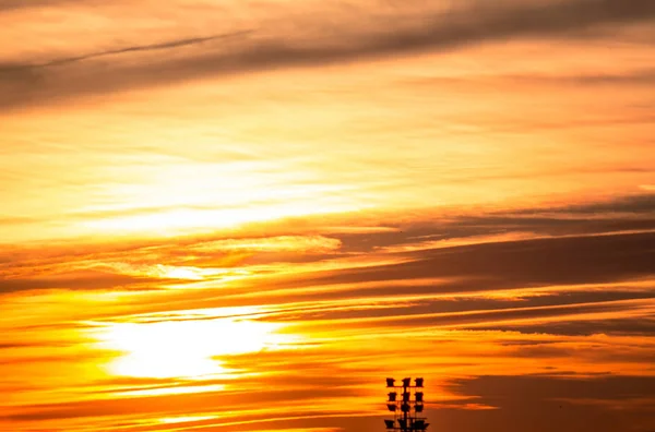 Zonsondergang met wolken — Stockfoto