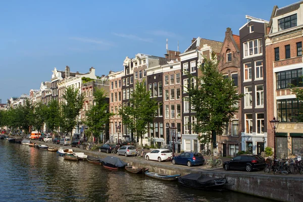 evler ve amsterdam kanal tekneleri