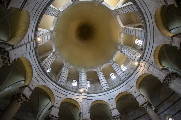 Baptistery of Saint John inside, Pisa, Italy — Stock Photo, Image