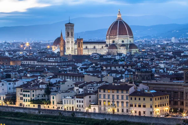 Basilica di Santa Maria del Fiore gece, İtalya Floransa'da