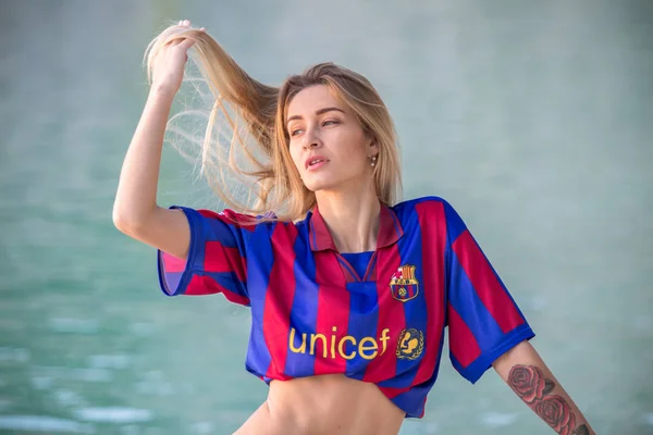 Mujer sexy en bikini y camiseta del equipo de fútbol de Barcelona —  Fotos de Stock