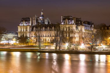 Gece Paris'te Louvre Musée