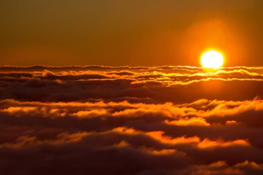 Bulutların üstünde gün batımı