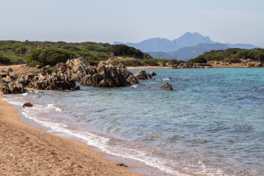 Güzel sahilde Sardunya Adası, İtalya