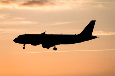 Gün batımında uçak inecek.