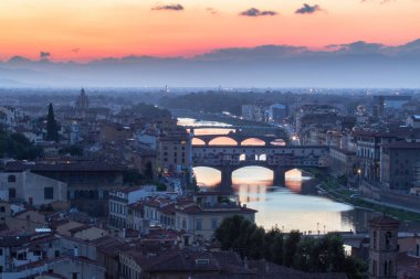 Ponte Vecchio 'nun gece manzarası harika. Firenze, İtalya