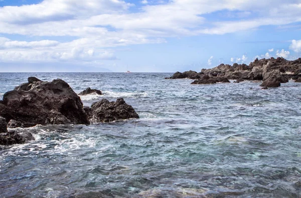 Vista de una costa rocosa — Foto de Stock