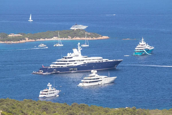 Luxusyachten in der Bucht von Porto Massimo auf Sardinien, Italien — Stockfoto