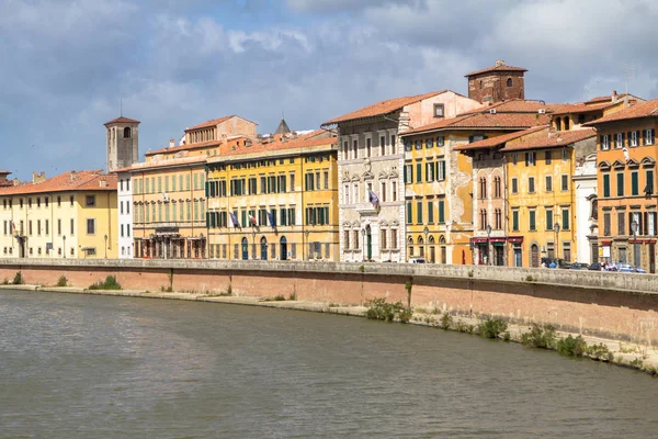Kirkkaat italialaiset talot Arno-joella Pisassa, Toscanassa, Italiassa — kuvapankkivalokuva