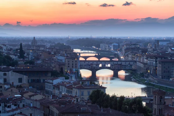 夜のヴェッキオ橋の素晴らしい景色。フィレンツェ,イタリア — ストック写真