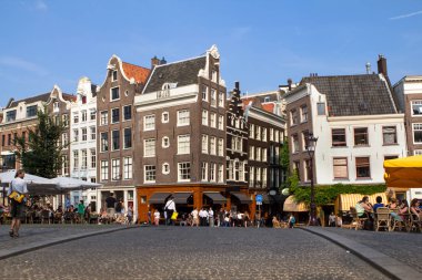 Amsterdam 'da geleneksel eski binalar