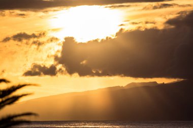 Denizin üzerinde gün batımı 