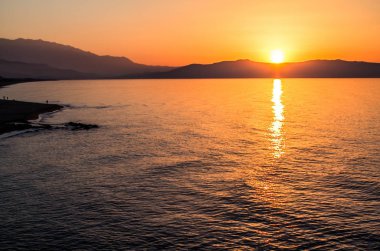 Denizin üzerinde gün batımı